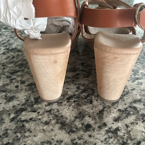 Loft wedge sandals in a size 6 in women. - Picture 5 of 7